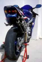 Passage de roue avec trous pour feux Ermax YZF-R6 (1999-2000)